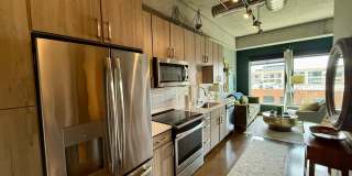 FURNISHED STUDIO IN THE HEART OF THE NORTH LOOP - UTILITIES INCLUDED! Gallery 3