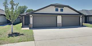 3 Bedroom 2 Bathroom 2 Car Duplex in Great Location Close to the Broadway Extension and 8 minutes from Downtown OKC Gallery 1