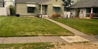 Adorable 2 bedroom 1 bath Bungalow Gallery 1