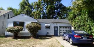 Rent Special: 1/2 Off April's Rent!! Home near Bush Park, Close to Downtown! Gallery 1