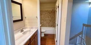 Arbor Village Condominium / Beautiful Update Unit / Refrigerator, Washer & Dryer included Gallery 20