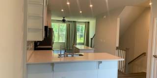 Beautiful Three Bedroom Townhouse! Gallery 6