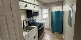 Beautiful 3 Bedroom 2 bath Townhome Conveniently Located and updated Gallery 19