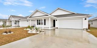 Spacious 5 Bedroom Home with Community Pool Gallery 1