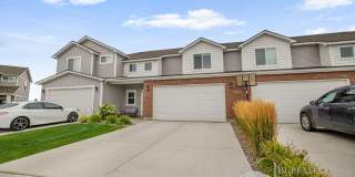 Charming townhome | 3 Bed · 2.5 Bath | 2-Car Garage - $500 MOVE-IN CREDIT FOR SEPTEMBER!! Gallery 3