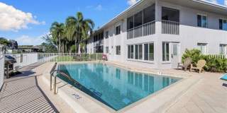 ** CANAL VIEW 2 BEDROOM\2 BATH CONDO ** SEASONAL OR ANNUAL ** BLUE POINT CLOSE TO DOWNTOWN NAPLES AND NAPLES BEAUTIFUL BEACHES ** CANAL BOAT SLIP AVAILABLE ** Gallery 3