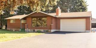 Beautiful newly remodeled home, large shade trees, walk to the lake, minutes to ski resorts Gallery 1