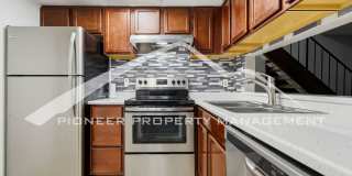 Charming Townhouse with Central AC and Washer/Dryer Gallery 9