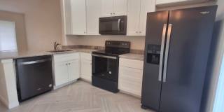 Exceptional Fully Remodeled 2-Bedroom, 2-Bath Duplex in University PlaceFenced Yard Gallery 5