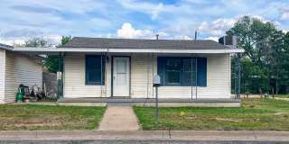 Cozy Modern Living – Bright 2‑Bedroom Home Near Snyder High Gallery 1