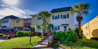 Seasonal Short-Term Venice Island Townhouse Steps from Venice Beach! Gallery 1