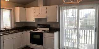 Spacious 3-Bed Townhome with Private Yard & Garage Gallery 8
