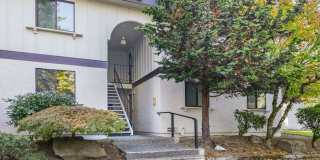 Spacious 3 Bed 2 Bath Kirkland Condo w/ Community Pool and Sauna! Gallery 1