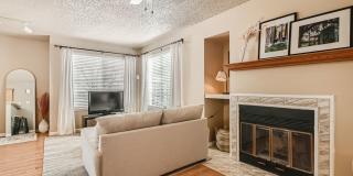Beautiful 2 bed 1 bath Condo in Aurora Gallery 5