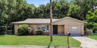 3 BR/1BA | Updated Single Family Home | Fenced backyard| In Cleburne! Gallery 1