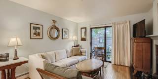 Ideal Downtown 1 BDR Close to Shops & Trails Gallery 4