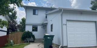 Spacious 3-bed, 1-bath Heights Townhome Gallery 1