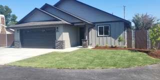 3 bed 2 bath Single Family Home for Rent in Grants Pass Gallery 1