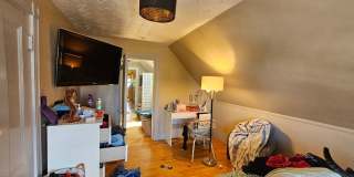 1.5 Bed Spacious Top-Floor Allston apt! Gallery 4