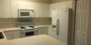 2733 NE 3rd Ct Gallery 3
