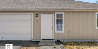 Central Point Duplex / Fenced Backyard / Off Street with 2 Car Garage Gallery 1