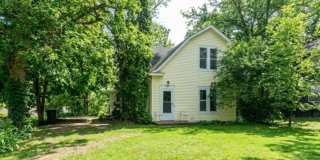 4 Bed / 1.5 Bath Two Story House for Rent!! Gallery 1