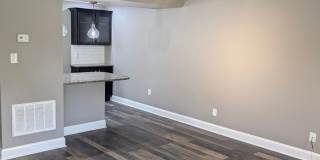 Frost Courtyard Apartments - Gallery 9