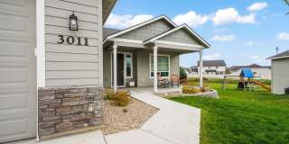 STUNNING 3bd/2ba Custom Home w/3 Car Garage on a Huge Lot! Gallery 3