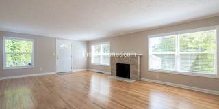 Updated Three Bedroom Home in Milwaukie - Large Fenced Yard! DEPOSIT SPECIAL Gallery 1