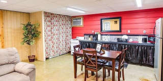 Cute, industrial-modern, and conveniently located!! Gallery 4