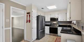 Charming 2BR Townhome in Beaumont Gallery 3