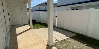 Like New Luxury Townhome! 3 BR, 2.5 BA, 2 Car Garage, Pool, Dog Park, and More! Gallery 32