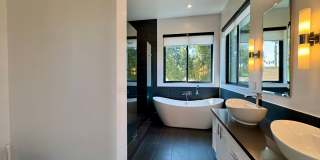 Five Bedroom/Four Bathroom Luxury House in Koreatown Gallery 18