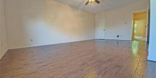 422 W Oak Street Gallery 18