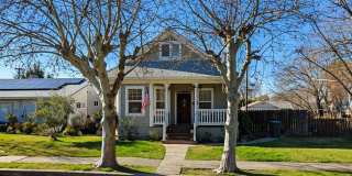 Charming 2 Bedroom Home with Loft, Hardwood Floors & Private Yard Gallery 1