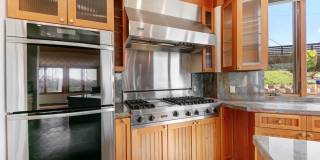 4 Bed, 5 bath home with stunning ocean views located in Malibu hills Gallery 10