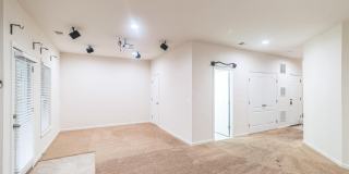 42385 TRELLIS Square Gallery 4