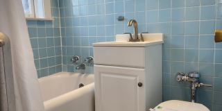 Beautiful Edgewater Efficiency Studio ~ Heat Included ~ Cats Welcome Gallery 5