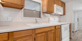 BEAUTIFUL 1 BEDROOM, 1 BATHROOM + BONUS ROOM HOME LOCATED IN THE HIGHLY SOUGHT AFTER 55+ BRADENTON TROPICAL PALMS COMMUNITY! Gallery 12