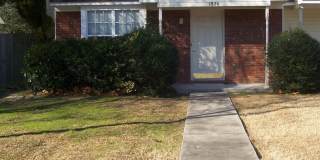 Two Bedroom Townhouse with Fully Fenced Yard and Vinyl Plank throughout! Gallery 1