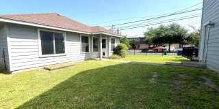 4 Bed House - North of UT Campus Gallery 22