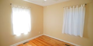 3 Bed / 1 Bath Home w/Sunroom in Midtown Neighborhood! Gallery 17