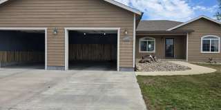 Newer One Level w/Huge Garage Gallery 1