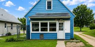 Charming 2-Bedroom Home with Basement & Porch in Clinton, IA Gallery 1