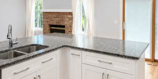 3 Bed / 2.5 Bath Townhome in Sussex Square – Streamwood Gallery 1