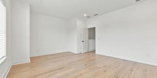 GORGEOUS Like NEW 4/3.5 CUSTOM TOWNHOME Gallery 25