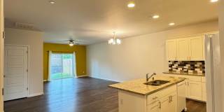 Spacious Condo - Large Garage and Private Patio Gallery 1