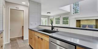 Spacious and bright condo located in a quiet area that boasts the perfect combination of style and comfort. Gallery 14