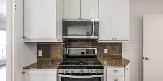 Stunning, Pet Friendly Edwardian 2BR Remodel in Prime location Gallery 14
