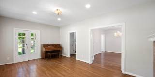 Beautiful 3BR house- perfect roommate set up! 1/2 price security deposit with qualified application Gallery 16